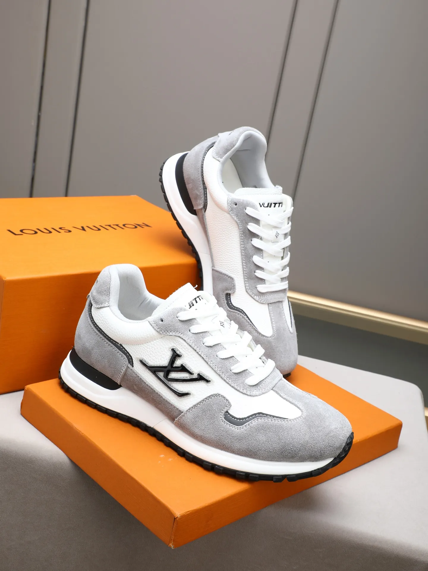 PP600 Louis Vuitton LV Run Men's Sports Shoes LV Run men's sports shoes are made of cowhide leather, low-key and luxurious. The tongue and heel are embellished with classic logos, giving it a full sense of hierarchy. The rubber sole has strong grip and wear resistance, suitable for daily wear or light sports scenes, and has a full sense of quality🎬size: 39-44 (customized at 38.45.46)